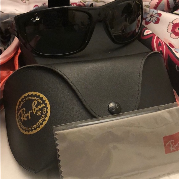 Ray-Ban Other - Ray-Ban sunglasses RB 4177 polarized lenses black